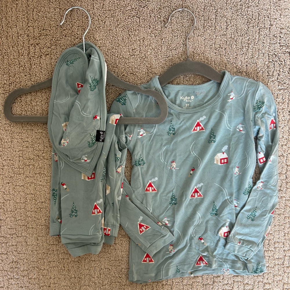 Kyte BABY Alpine Village Pajama Set with Bib